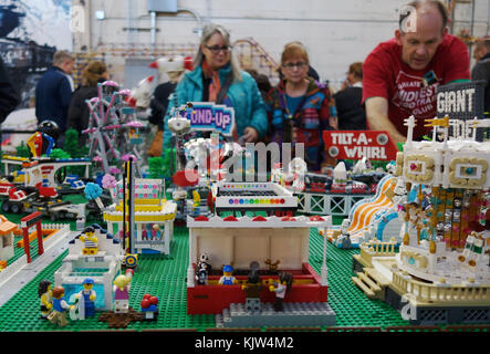 Minneapolis, Minnesota, USA. 25 novembre, 2017. Fans profiter de l'affiche à l'Expo de ventilateur LEGO à Minneapolis, au Minnesota. Copyright Gina Kelly/Alamy Live News Banque D'Images