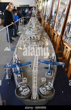 Minneapolis, Minnesota, USA. 25 novembre, 2017. Le cuirassé USS Missouri recréé entièrement de briques LEGO par Daniel Siskind, sur l'affichage à l'Expo de ventilateur LEGO à Minneapolis, Minnesota. Copyright Gina Kelly/Alamy Live News Banque D'Images