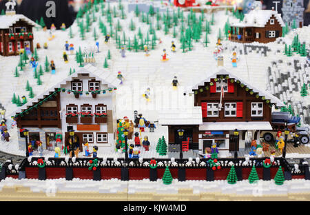 Minneapolis, Minnesota, USA. 25 novembre, 2017. Une représentation d'une station de ski, entièrement fait de briques LEGO, sur l'affichage à l'Expo de ventilateur LEGO à Minneapolis, au Minnesota. Copyright Gina Kelly/Alamy Live News Banque D'Images