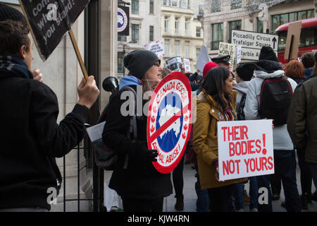 Londres, Royaume-Uni. 25Th nov, 2017. 25 novembre 2017 london uk a tenu un activiste des droits des animaux contre prostest bernache du Canada à l'extérieur de leur magasin sur Regent Street London crédit : emin ozkan / alamy live news Banque D'Images