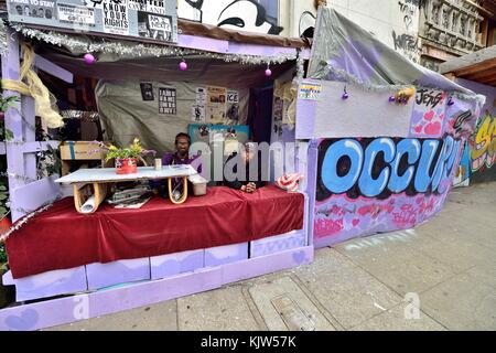 Oakland, Californie, États-Unis. 25 novembre 2017. Pastor Preston, un vétéran de l'US Air Force, et Ricky E. McCould de Houston, Texas ''occupe'' le trottoir pour défendre le mouvement sans-abri Lives Matter à Oakland, Californie. Crédit : Rory Merry/ZUMA Wire/Alamy Live News Banque D'Images