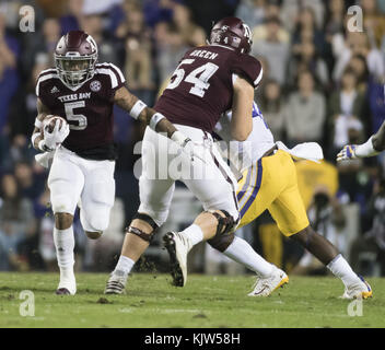 Baton Rouge, USA. 25Th Nov, 2017. 25 novembre 2017 - 25 novembre 2017- Baton Rouge, LA, États-Unis Texas A&M- TRAYVEON WILLIAMS(5) fait un gain de nice dans la première moitié au Tiger Stadium. Credit : Jerome Hicks/ZUMA/Alamy Fil Live News Crédit : ZUMA Press, Inc./Alamy Live News Banque D'Images