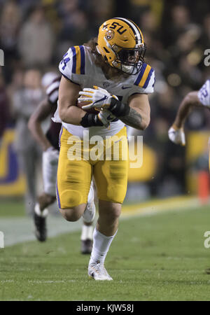 Baton Rouge, USA. 25Th Nov, 2017. 25 novembre 2017 - 25 novembre 2017- Baton Rouge, LA, États-Unis-LSU FOSTER MOREAU(84) fait une capture dans la première moitié au Tiger Stadium. Credit : Jerome Hicks/ZUMA/Alamy Fil Live News Crédit : ZUMA Press, Inc./Alamy Live News Banque D'Images