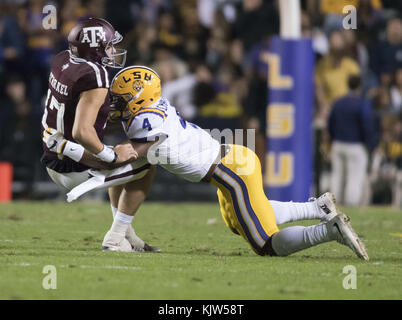 Baton Rouge, USA. 25Th Nov, 2017. 25 novembre 2017 - 25 novembre 2017- Baton Rouge, LA, États-Unis-LSU K'LAVON CHAISSON (4) de la présentation de la Texas A&M NICK STARKEL(17) dans la première moitié au Tiger Stadium. Credit : Jerome Hicks/ZUMA/Alamy Fil Live News Crédit : ZUMA Press, Inc./Alamy Live News Banque D'Images