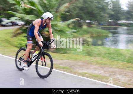 La Thaïlande. 26 Nov, 2017. Un concurrent dans le premier Ironman 70.3 de la Thaïlande 26 novembre 2017 - stade course cycliste Crédit : kevin hellon/Alamy Live News Banque D'Images