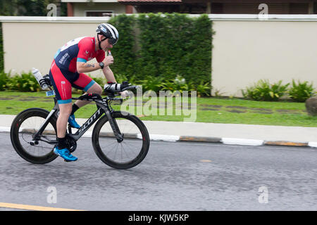 La Thaïlande . 26 Nov, 2017. Un concurrent dans le premier Ironman 70.3 de la Thaïlande 26 novembre 2017 - stade course cycliste Crédit : kevin hellon/Alamy Live News Banque D'Images