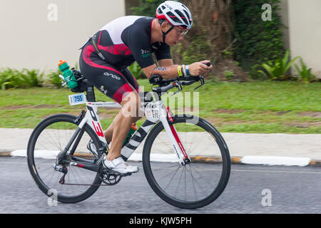 La Thaïlande . 26 Nov, 2017. Un concurrent dans le premier Ironman 70.3 de la Thaïlande 26 novembre 2017 - stade course cycliste Crédit : kevin hellon/Alamy Live News Banque D'Images