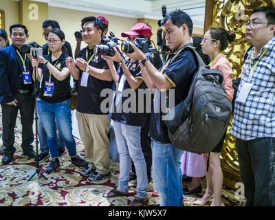 Yangon, région de Yangon, Myanmar. 26 novembre 2017. Des journalistes du Myanmar photographient les évêques catholiques du Myanmar lors d’un événement de presse à Yangon dimanche. Les Evêques parlaient de la visite du Pape François au Myanmar. Le Pape visitera Yangon du 27 au 30 novembre. Il aura des entretiens privés avec des représentants du gouvernement, des chefs militaires et du clergé bouddhiste. Il participera également à deux messes, une messe publique dans un complexe sportif le 29 novembre et une messe pour les jeunes du Myanmar à la cathédrale Marie le 30 novembre. Crédit : Jack Kurtz/ZUMA Wire/Alamy Live News Banque D'Images