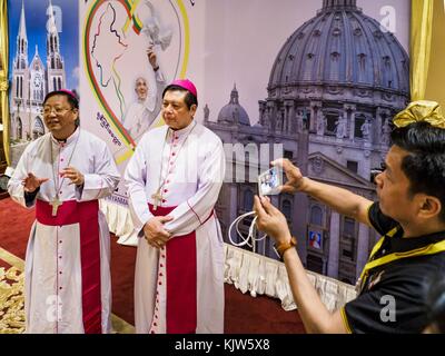 Yangon, région de Yangon, Myanmar. 26 novembre 2017. Monseigneur FELIX Lian KHEN, à gauche, et Mgr JOHN HSANE HGYI, parlent de la prochaine visite du pape François au Myanmar lors d’une conférence de presse à Yangon. Le Pape visitera Yangon du 27 au 30 novembre. Il aura des entretiens privés avec des représentants du gouvernement, des chefs militaires et du clergé bouddhiste. Il participera également à deux messes, une messe publique dans un complexe sportif le 29 novembre et une messe pour les jeunes du Myanmar à la cathédrale Marie le 30 novembre. Crédit : Jack Kurtz/ZUMA Wire/Alamy Live News Banque D'Images