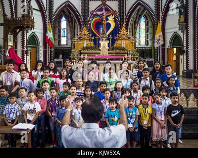 Yangon, région de Yangon, Myanmar. 26 novembre 2017. Un chœur d'enfants répète dans la cathédrale de Marie à Yangon avant la visite du pape François au Myanmar. Le Pape visitera Yangon du 27 au 30 novembre. Il aura des entretiens privés avec des représentants du gouvernement, des chefs militaires et du clergé bouddhiste. Il participera également à deux messes, une messe publique dans un complexe sportif le 29 novembre et une messe pour les jeunes du Myanmar à la cathédrale Marie le 30 novembre. Crédit : Jack Kurtz/ZUMA Wire/Alamy Live News Banque D'Images