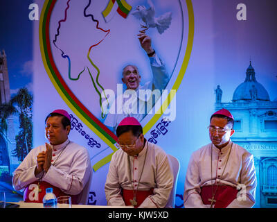 Yangon, région de Yangon, Myanmar. 26 novembre 2017. Les évêques catholiques dirigent une prière avant une conférence de presse sur la visite du pape François au Myanmar. Le Pape visitera Yangon du 27 au 30 novembre. Il aura des entretiens privés avec des représentants du gouvernement, des chefs militaires et du clergé bouddhiste. Il participera également à deux messes, une messe publique dans un complexe sportif le 29 novembre et une messe pour les jeunes du Myanmar à la cathédrale Marie le 30 novembre. Crédit : Jack Kurtz/ZUMA Wire/Alamy Live News Banque D'Images