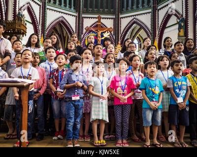 Yangon, région de Yangon, Myanmar. 26 novembre 2017. Un chœur d'enfants répète dans la cathédrale de Marie à Yangon avant la visite du pape François au Myanmar. Le Pape visitera Yangon du 27 au 30 novembre. Il aura des entretiens privés avec des représentants du gouvernement, des chefs militaires et du clergé bouddhiste. Il participera également à deux messes, une messe publique dans un complexe sportif le 29 novembre et une messe pour les jeunes du Myanmar à la cathédrale Marie le 30 novembre. Crédit : Jack Kurtz/ZUMA Wire/Alamy Live News Banque D'Images