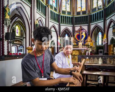 Yangon, région de Yangon, Myanmar. 26 novembre 2017. Ouvriers en : la cathédrale Marie a installé des séparateurs pour la messe du pape François dans la cathédrale. Le Pape visitera Yangon du 27 au 30 novembre. Il aura des entretiens privés avec des représentants du gouvernement, des chefs militaires et du clergé bouddhiste. Il participera également à deux messes, une messe publique dans un complexe sportif le 29 novembre et une messe pour les jeunes du Myanmar à la cathédrale Marie le 30 novembre. Crédit : Jack Kurtz/ZUMA Wire/Alamy Live News Banque D'Images