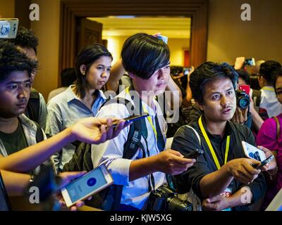 Yangon, région de Yangon, Myanmar. 26 novembre 2017. Des journalistes du Myanmar posent des questions aux évêques catholiques du Myanmar lors d’un événement de presse à Yangon dimanche. Les Evêques parlaient de la visite du Pape François au Myanmar. Le Pape visitera Yangon du 27 au 30 novembre. Il aura des entretiens privés avec des représentants du gouvernement, des chefs militaires et du clergé bouddhiste. Il participera également à deux messes, une messe publique dans un complexe sportif le 29 novembre et une messe pour les jeunes du Myanmar à la cathédrale Marie le 30 novembre. Crédit : Jack Kurtz/ZUMA Wire/Alamy Live News Banque D'Images