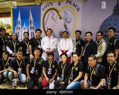 Yangon, région de Yangon, Myanmar. 26 novembre 2017. Mgr JOHN HSANE HGYI et Monseigneur FELIX Lian KHEN posent pour des photos avec des journalistes birmans après une conférence de presse sur la prochaine visite du pape François au Myanmar lors d’une conférence de presse à Yangon. Le Pape visitera Yangon du 27 au 30 novembre. Il aura des entretiens privés avec des représentants du gouvernement, des chefs militaires et du clergé bouddhiste. Il participera également à deux messes, une messe publique dans un complexe sportif le 29 novembre et une messe pour les jeunes du Myanmar à la cathédrale Marie le 30 novembre. (Crédit image : © Jack Kurtz via ZUMA W Banque D'Images