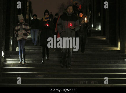 Kiev, Ukraine. 25Th nov, 2017. ukrainiens portent des bougies au monument aux victimes de la grande famine en Ukraine, Kiev, le 25 novembre 2017. l'holodomor a été une famine artificielle provoquée par les autorités soviétiques, dirigé par le dictateur Joseph Staline. Le résultat a été la mort de plus de cinq millions d'ukrainiens. crédit : Michel stepanov/zuma/Alamy fil live news Banque D'Images