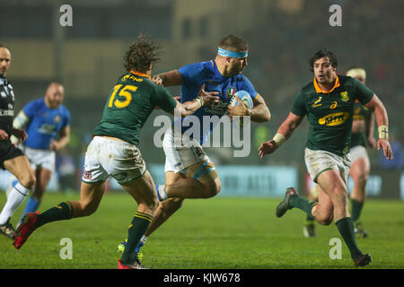 Padova, Italie. 25 novembre 2017. Centre italien Tommaso Castello tente de briser la défense des springboks dans l'international Novembre test match entre l'Italie et l'Afrique du Sud. Massimiliano Carnabuci/Alamy Live News Banque D'Images