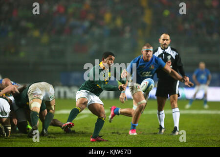 Padova, Italie. 25 novembre 2017. Demi de mêlée des Springboks Rudy Paige passe le ballon à l'international Novembre test match entre l'Italie et l'Afrique du Sud. Massimiliano Carnabuci/Alamy Live News Banque D'Images