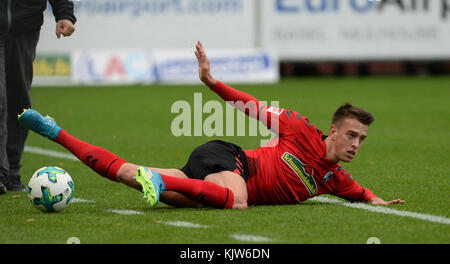 Janik Haberer de Freiburg tente de jouer le ballon lors du match de football allemand de Bundesliga entre le SC Freiburg et le FSV Mainz à Fribourg im Breisgau, Allemagne, 25 novembre 2017. Photo : Patrick Seeger/dpa Banque D'Images