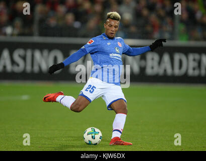 Mainz' Jean-Philippe Gbamin en action lors du match de football allemand de la Bundesliga entre le SC Freiburg et le FSV Mainz à Fribourg im Breisgau, Allemagne, 25 novembre 2017. Photo : Patrick Seeger/dpa Banque D'Images