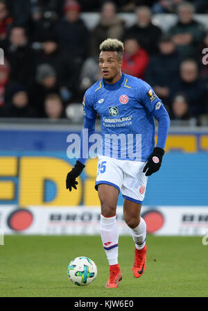 Mainz' Jean-Philippe Gbamin en action lors du match de football allemand de la Bundesliga entre le SC Freiburg et le FSV Mainz à Fribourg im Breisgau, Allemagne, 25 novembre 2017. Photo : Patrick Seeger/dpa Banque D'Images