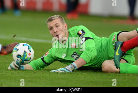 Mainz' Robin Zentner tente de bloquer le ballon lors du match de football allemand de la Bundesliga entre le SC Freiburg et le FSV Mainz à Fribourg im Breisgau, Allemagne, 25 novembre 2017. Photo : Patrick Seeger/dpa Banque D'Images