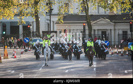 Buckingham Palace, Londres, Royaume-Uni. 26 novembre 2017. Dans une première historique, la Marine royale forme la garde de la Reine au Palais de Buckingham avec le soutien musical de la bande de HM Royal Marines Scotland et de la bande des gardes irlandais, La première fois en 357 ans, la cérémonie n’a pas été effectuée par les régiments de la Garde des pieds de la Division des ménages de l’Armée de terre. Photo : la bande des Royal Marines et la Garde royale de la Marine défilent au Palais depuis les casernes de Wellington. Crédit : Malcolm Park/Alay Live News. Banque D'Images