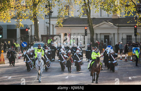 Buckingham Palace, Londres, Royaume-Uni. 26 novembre 2017. Dans une première historique, la Marine royale forme la garde de la Reine au Palais de Buckingham avec le soutien musical de la bande de HM Royal Marines Scotland et de la bande des gardes irlandais, La première fois en 357 ans, la cérémonie n’a pas été effectuée par les régiments de la Garde des pieds de la Division des ménages de l’Armée de terre. Photo : la bande des Royal Marines et la Garde royale de la Marine défilent au Palais depuis les casernes de Wellington. Crédit : Malcolm Park/Alay Live News. Banque D'Images