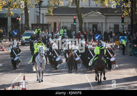 Buckingham Palace, Londres, Royaume-Uni. 26 novembre 2017. Dans une première historique, la Marine royale forme la garde de la Reine au Palais de Buckingham avec le soutien musical de la bande de HM Royal Marines Scotland et de la bande des gardes irlandais, La première fois en 357 ans, la cérémonie n’a pas été effectuée par les régiments de la Garde des pieds de la Division des ménages de l’Armée de terre. Photo : la bande des Royal Marines et la Garde royale de la Marine défilent au Palais depuis les casernes de Wellington. Crédit : Malcolm Park/Alay Live News. Banque D'Images