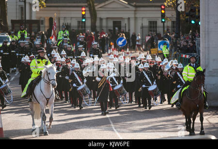 Buckingham Palace, Londres, Royaume-Uni. 26 novembre 2017. Dans une première historique, la Marine royale forme la garde de la Reine au Palais de Buckingham avec le soutien musical de la bande de HM Royal Marines Scotland et de la bande des gardes irlandais, La première fois en 357 ans, la cérémonie n’a pas été effectuée par les régiments de la Garde des pieds de la Division des ménages de l’Armée de terre. Photo : la bande des Royal Marines et la Garde royale de la Marine défilent au Palais depuis les casernes de Wellington. Crédit : Malcolm Park/Alay Live News. Banque D'Images