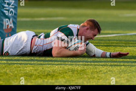 Kieran Murphy marque un essai, Ealing Trailfinders v Doncaster Knights dans un match du Greene King IPA Championship au Castle Bar, Vallis Way, West Ealing, Londres, Angleterre, le 25 novembre 2017 score final 57-14 Banque D'Images