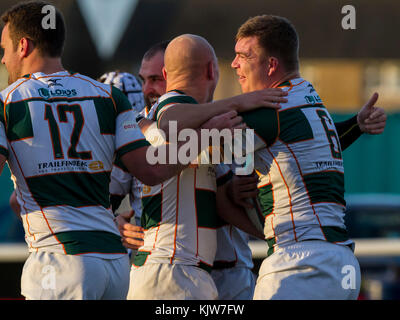 Célébrations après l'essai de Kieran Murphy, Ealing Trailfinders v Doncaster Knights dans un match du Greene King IPA Championship au Castle Bar, Vallis Way, West Ealing, Londres, Angleterre, le 25 novembre 2017 score final 57-14 Banque D'Images