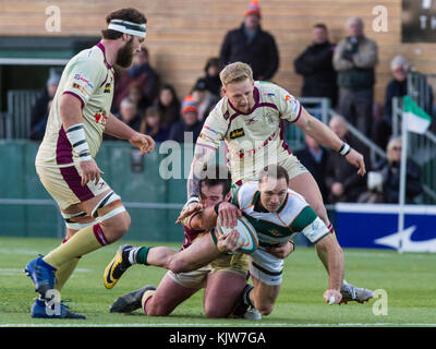 Will Harries Tacked, Ealing Trailfinders v Doncaster Knights dans un match du Greene King IPA Championship à Castle Bar, Vallis Way, West Ealing, Londres, Angleterre, le 25 novembre 2017 score final 57-14 Banque D'Images