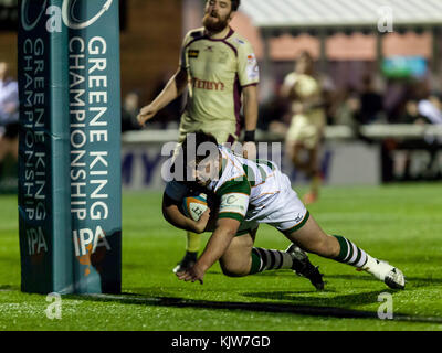 Matt Cornish marque un essai, Ealing Trailfinders v Doncaster Knights dans un match du Greene King IPA Championship au Castle Bar, Vallis Way, West Ealing, Londres, Angleterre, le 25 novembre 2017 score final 57-14 Banque D'Images