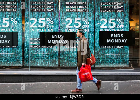 Glasgow, Royaume-Uni. 26 Nov, 2017. Les rechercheurs de troupeau à Buchanan Street, Glasgow, Glasgow Style du mile en raison de la qualité de l'shopping sur le dimanche du week-end vendredi noir pour profiter de la première heure et pour acheter des cadeaux de Noël Crédit : Findlay/Alamy Live News Banque D'Images