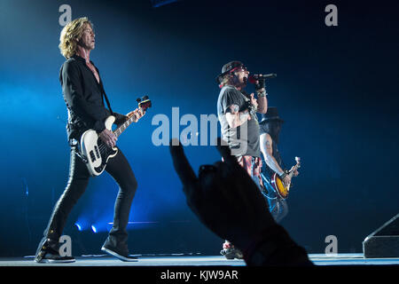 Inglewood, CALIFORNIE, États-Unis. 25 novembre 2017. 25 novembre 2017 - Inglewood, Californie, États-Unis- de gauche à droite, Duff McKagan, Axl Rose et Slash du groupe de rock Guns n' Roses jouent lors d'un concert lors de la tournée Not In This Lifetime North America du groupe au Forum d'Inglewood, Californie, le samedi 25 novembre 2017. Crédit : KC Alfred/ZUMA Wire/Alamy Live News Banque D'Images