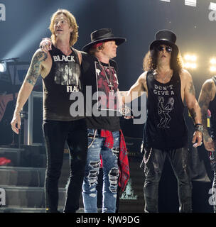 Inglewood, CALIFORNIE, États-Unis. 25 novembre 2017. 25 novembre 2017 - Inglewood, Californie, États-Unis- de gauche à droite, Duff McKagan, Axl Rose, et Slash du groupe de rock Guns n' Roses prennent un arc après un concert lors de la tournée Not In This Lifetime North America du groupe au Forum d'Inglewood, en Californie, le samedi 25 novembre 2017. Crédit : KC Alfred/ZUMA Wire/Alamy Live News Banque D'Images