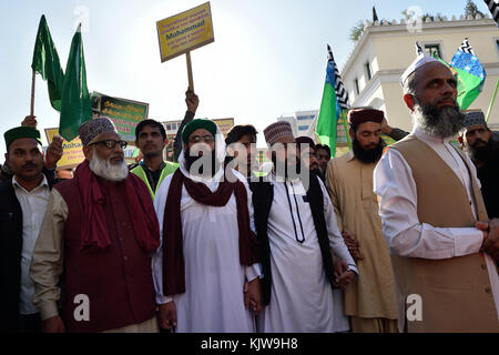 Athènes, Grèce, 26 novembre 2017. Les Pakistanais vivant en Grèce célèbrent la naissance du prophète Mahomet à Athènes, en Grèce. Crédit : Nicolas Koutsokostas/Alamy Live News. Banque D'Images