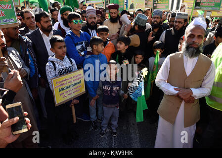 Athènes, Grèce, 26 novembre 2017. Les Pakistanais vivant en Grèce célèbrent la naissance du prophète Mahomet à Athènes, en Grèce. Crédit : Nicolas Koutsokostas/Alamy Live News. Banque D'Images