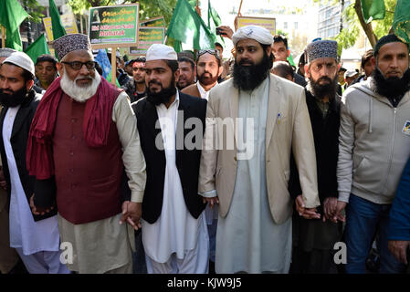 Athènes, Grèce, 26 novembre 2017. Les Pakistanais vivant en Grèce célèbrent la naissance du prophète Mahomet à Athènes, en Grèce. Crédit : Nicolas Koutsokostas/Alamy Live News. Banque D'Images