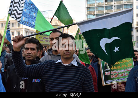 Athènes, Grèce, 26 novembre 2017. Les Pakistanais vivant en Grèce célèbrent la naissance du prophète Mahomet à Athènes, en Grèce. Crédit : Nicolas Koutsokostas/Alamy Live News. Banque D'Images