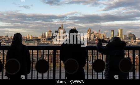 Londres, Royaume-Uni. 26th novembre 2017. Météo au Royaume-Uni. Belle journée d'hiver froide et ensoleillée, vue sur Londres vue depuis 10th étages sur 10th, Tate Modern, Londres. Les visiteurs du Tate bénéficient d'une vue sur la cathédrale St Pauls. Credit Carol Moir/Alay Live News. Banque D'Images
