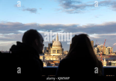 Londres, Royaume-Uni. 26 novembre, 2017. uk weather. belle journée d'hiver froid, ensoleillé, vue sur Londres vu du 10ème étage de 10e étage, Tate Modern, Londres. vsitors à la tate offrent des vues sur la cathédrale St Paul. credit carol moir/Alamy live news. Banque D'Images