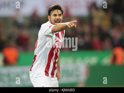 Cologne, Allemagne 26 novembre 2017, Bundesliga, journée 13, 1. FC Koeln vs Hertha BSC Berlin : Claudio Pizarro (Koeln) gestes. Crédit : Juergen Schwarz/Alamy Live News Banque D'Images