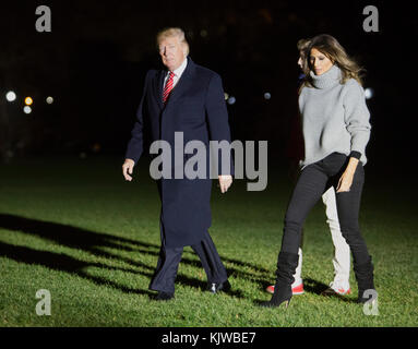 Le président américain Donald J. Trump, la première dame Melania Trump, et son fils Barron Trump, reviennent à la Maison Blanche à Washington, DC, le 26 novembre 2017 après un voyage de plusieurs jours en Floride pendant les vacances de Thanksgiving. Crédit: Chris Kleponis/Pool via CNP /MediaPunch Banque D'Images