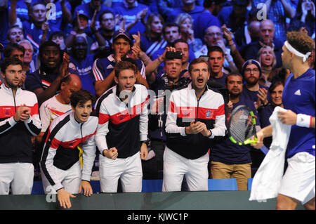 Lille, France. 26 novembre 2017. Gilles Simon, Pierre Hugues Herbert, Nicolas Mahut et Julien Benneteau, membres de l'équipe de France de la Coupe Davis, encouragent le joueur de tennis français JO Wilfried Tsonga lors de son match lors de la finale de la Coupe Davis contre le joueur de tennis belge David Goffin le 26 novembre 2017 à Lille, France. Crédit : YAN LERVAL/AFLO/Alamy Live News crédit : Aflo Co. Ltd./Alamy Live News Banque D'Images