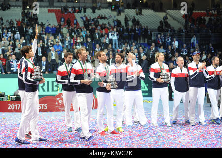 Lille, France. 26th novembre 2017. Les membres de l'équipe de la coupe Davis en France célèbrent leur victoire contre l'équipe de la coupe Davis en Belgique lors de la finale de la coupe Davis le 26 novembre 2017 à Lille, en France. Le 26 novembre 2017 à Lille, en France. Credit: YAN LERVAL/AFLO/Alay Live News Credit: AFLO Co. Ltd./Alay Live News Banque D'Images