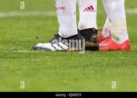 Milan, Italie. 26 novembre 2017. Riccardo Montolivo (Milan) Football/Football : Chaussures lors du match italien 'Serie A' entre l'AC Milan 0-0 Torino FC au Stadio Giuseppe Meazza à Milan, Italie . Crédit : Maurizio Borsari/AFLO/Alamy Live News Banque D'Images