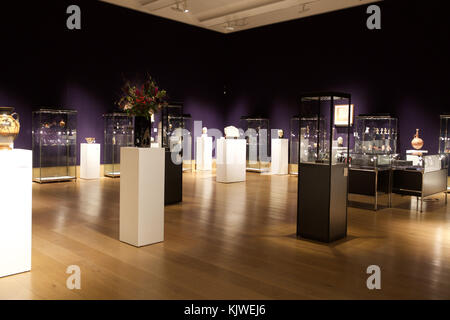 Londres, Royaume-Uni, 27 novembre 2017, une photo appel de Bonhams Antiquities vente a eu lieu à New Bond Street. Les points forts : Grenier à figures noires amphora c 540 BC. Estimation : € 40,000-70,000, un roman en tête portrait grandeur nature d'un jeune homme de la fin de l'époque augustéenne Republican-Early, autour de 50 av. J.-C.- A.D.37. Estimation £000 offriront un Égyptien.secours calcaire avec hiéroglyphes de la période ptolémaïque, vers 332-30 av. J.-C. Estimation £25,000-35,000.un rare exemple d'une 1e siècle bronze romain annonce Hermaphroditos figure d'estimé à £000 25,000-35,. Credit : Keith Larby/Alamy Live News Banque D'Images