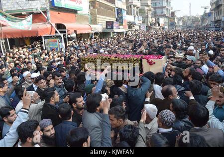 Personnes portant le cercueil de Zohaib Zahid, activistes de Jamat-e-Islami Youth qui sont morts lors d'affrontements entre la police et les manifestants à Fizabad, offrants à Rawalpindi le dimanche 26 novembre 2017. Banque D'Images